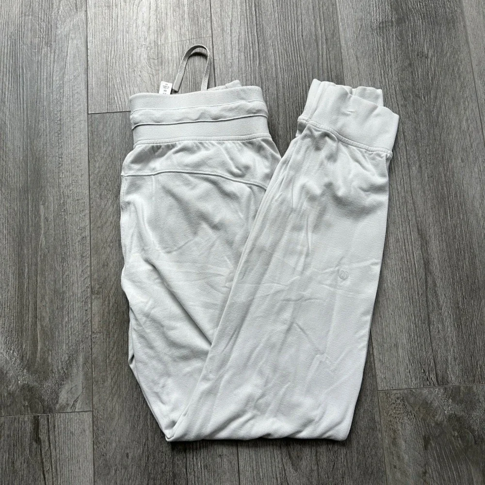 Lululemon Women's Size 6 Light Gray Soft Joggers Drawstring Pockets